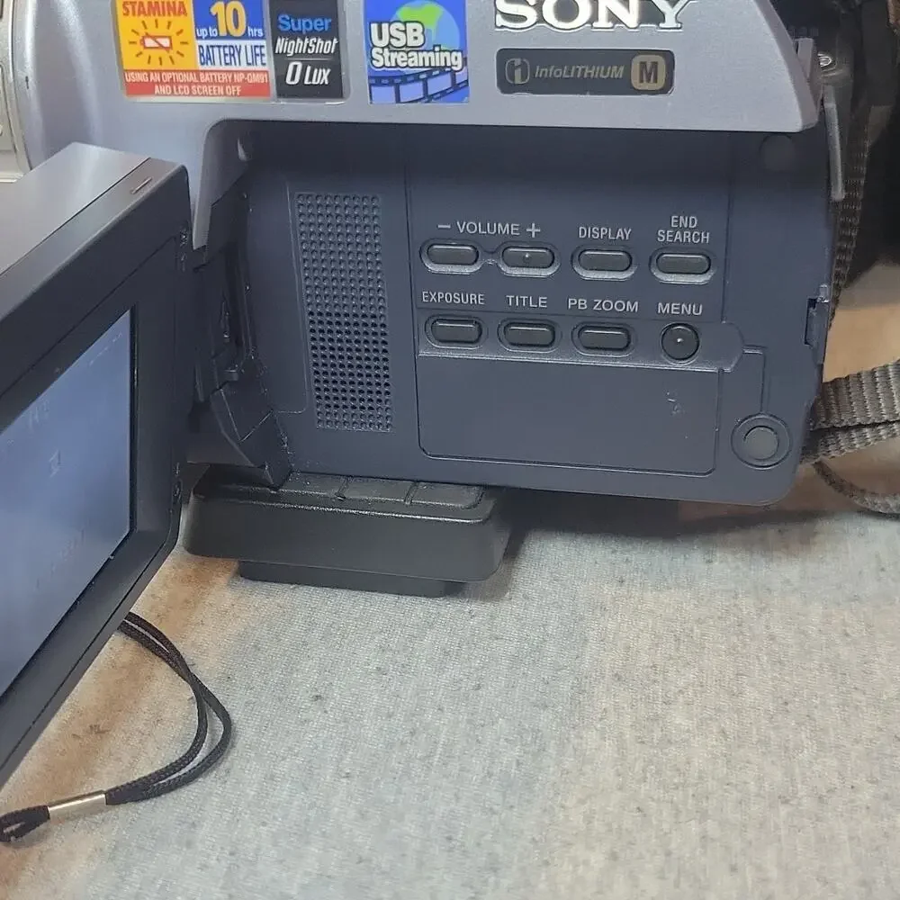Sony DCR-TRV140 Handycam Digital8/Hi8 60x NightShot w/ Bag Remote Tapes